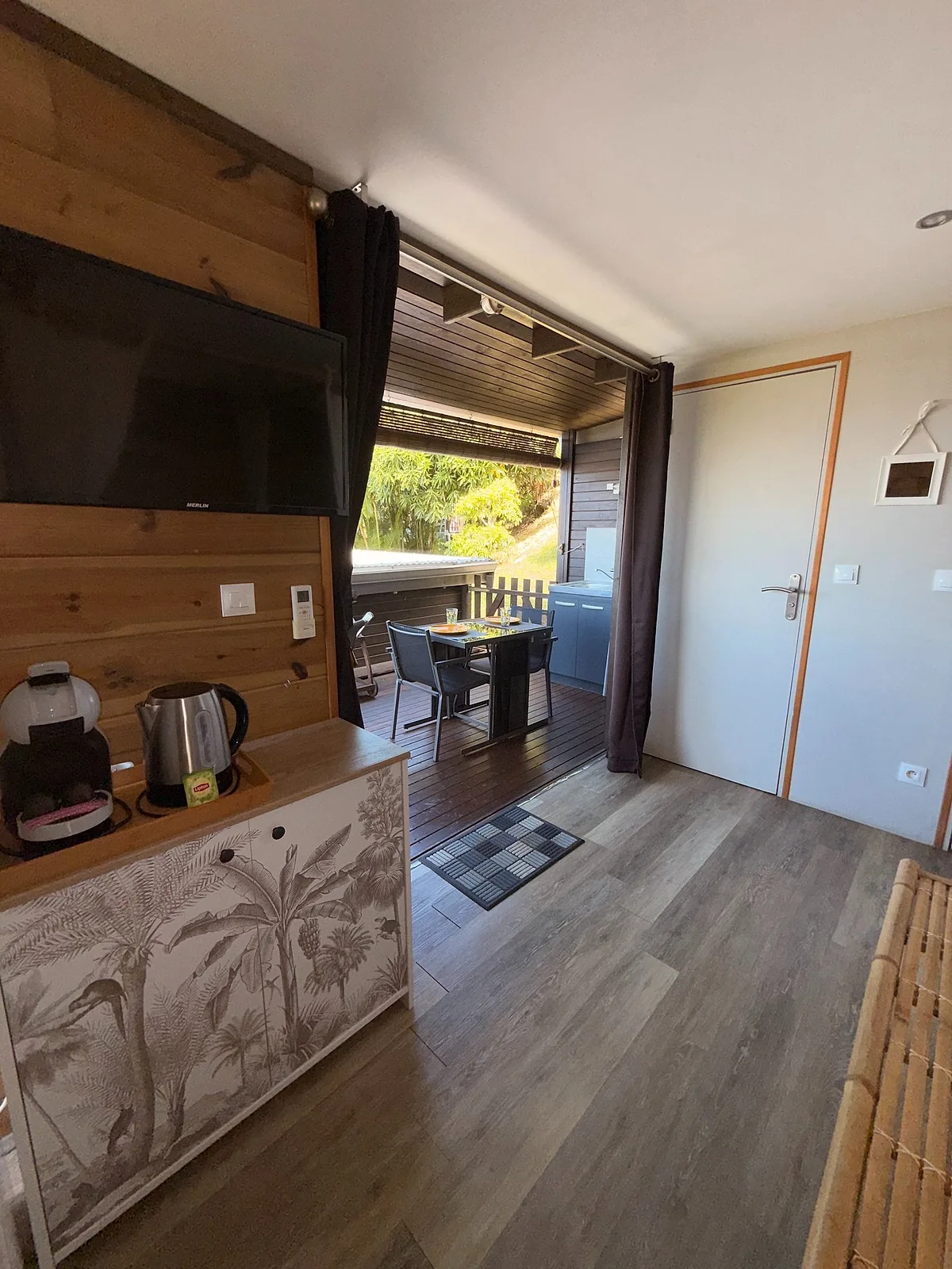 La kitchenette du bungalow Bananier, ouverte sur la terrasse