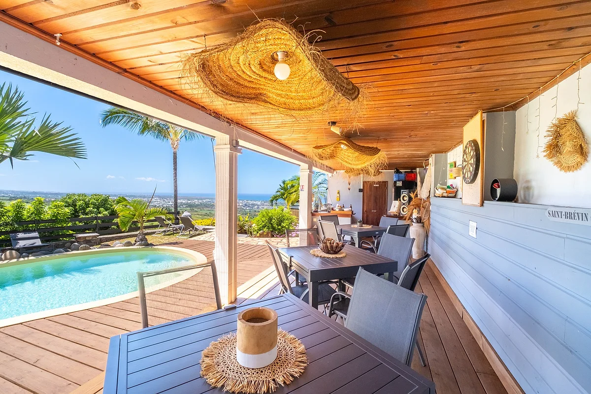 Le bar du pool house ouvert sur la piscine
