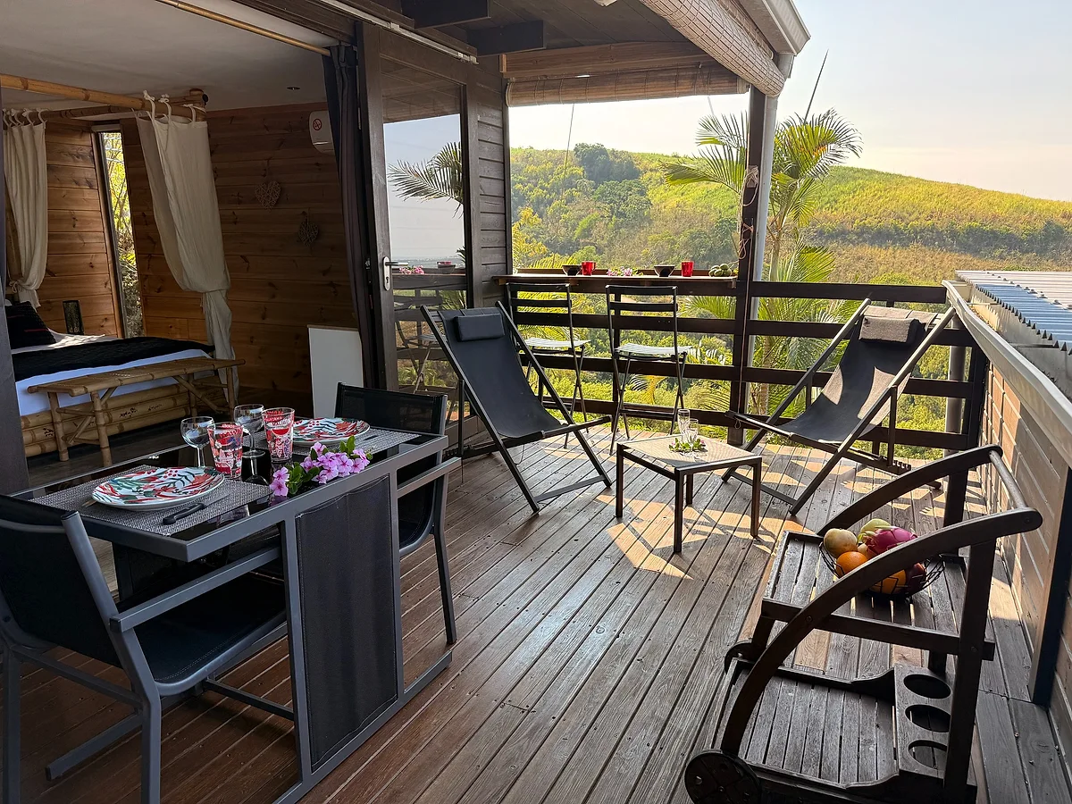 La chambre du bungalow Litchi ouverte sur sa terrasse