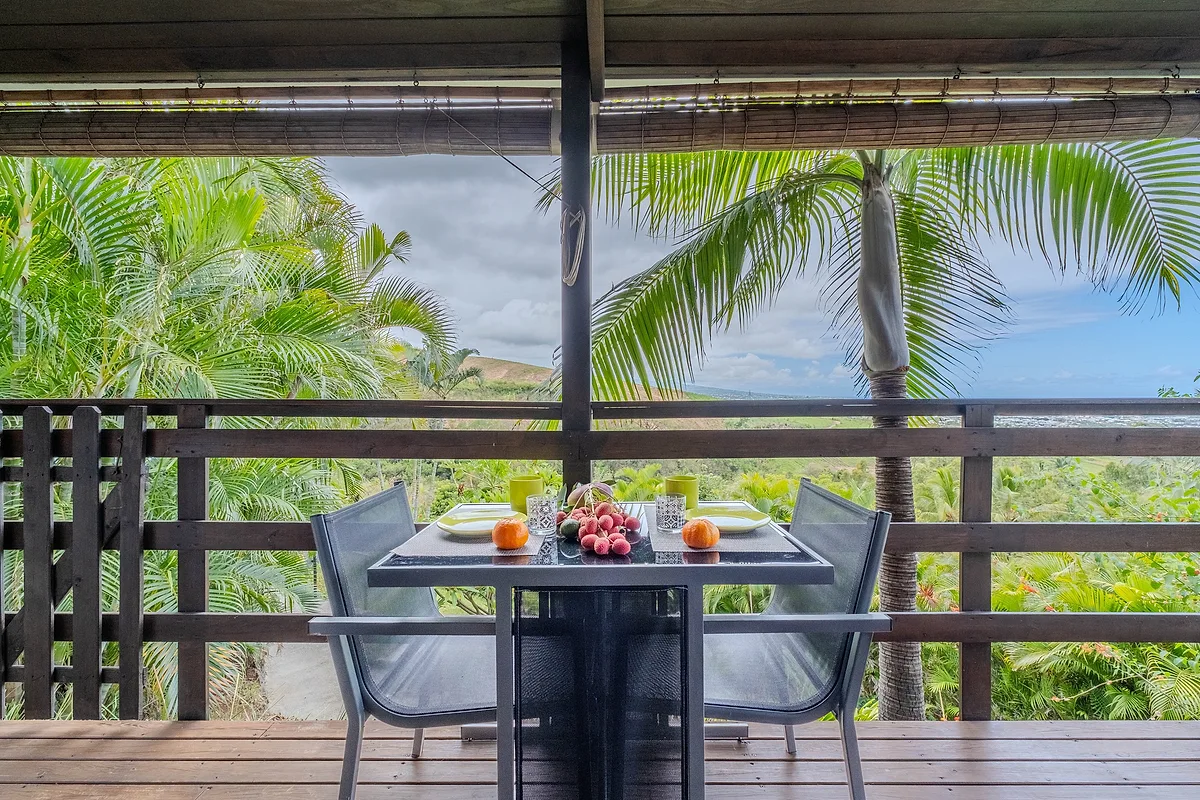 La terrasse du bungalow Combava, face à la verdure