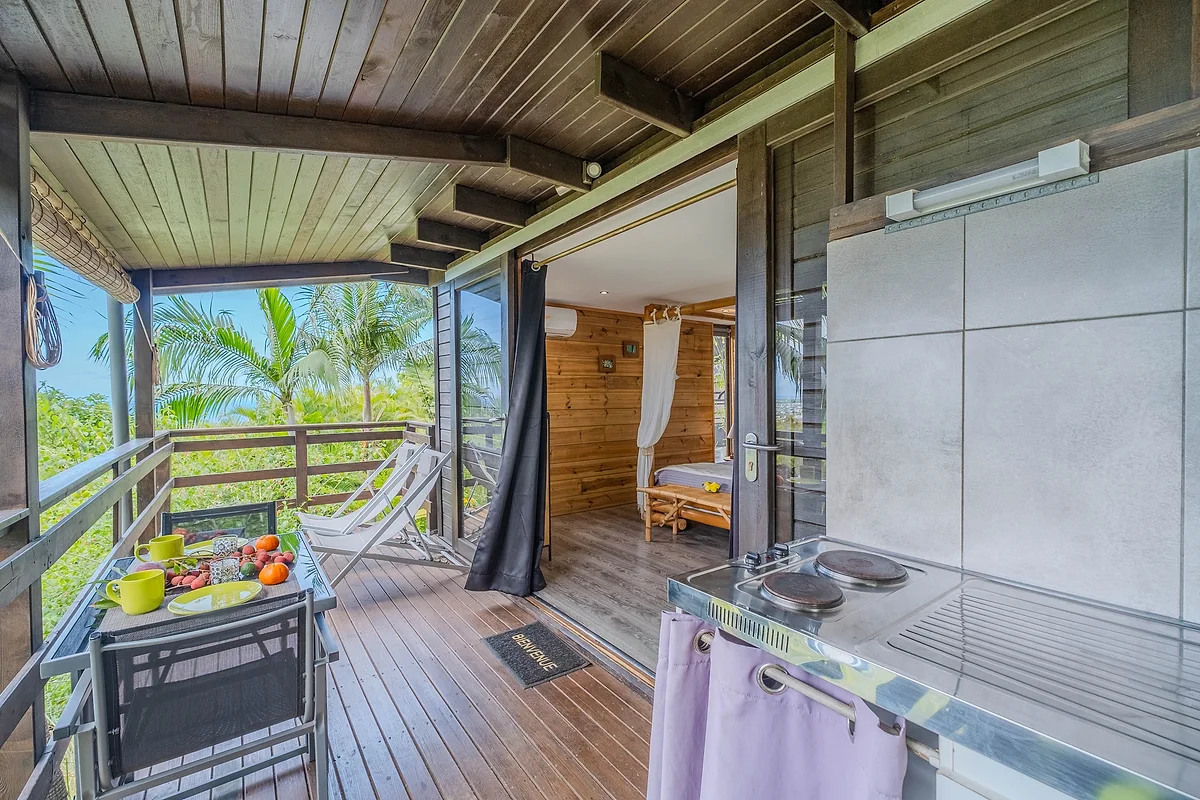 Le bungalow Combava, sa chambre et son coin repas
