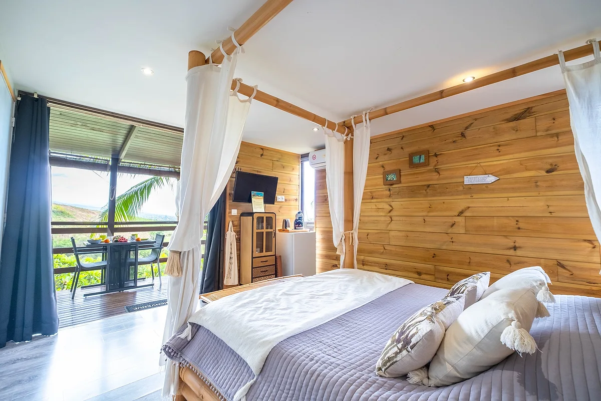 La chambre du bungalow Combava, ouverte sur la terrasse