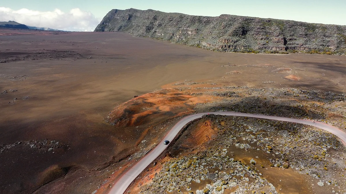 Un paysage de terre rouge et de lave sur les hauteurs de l'île