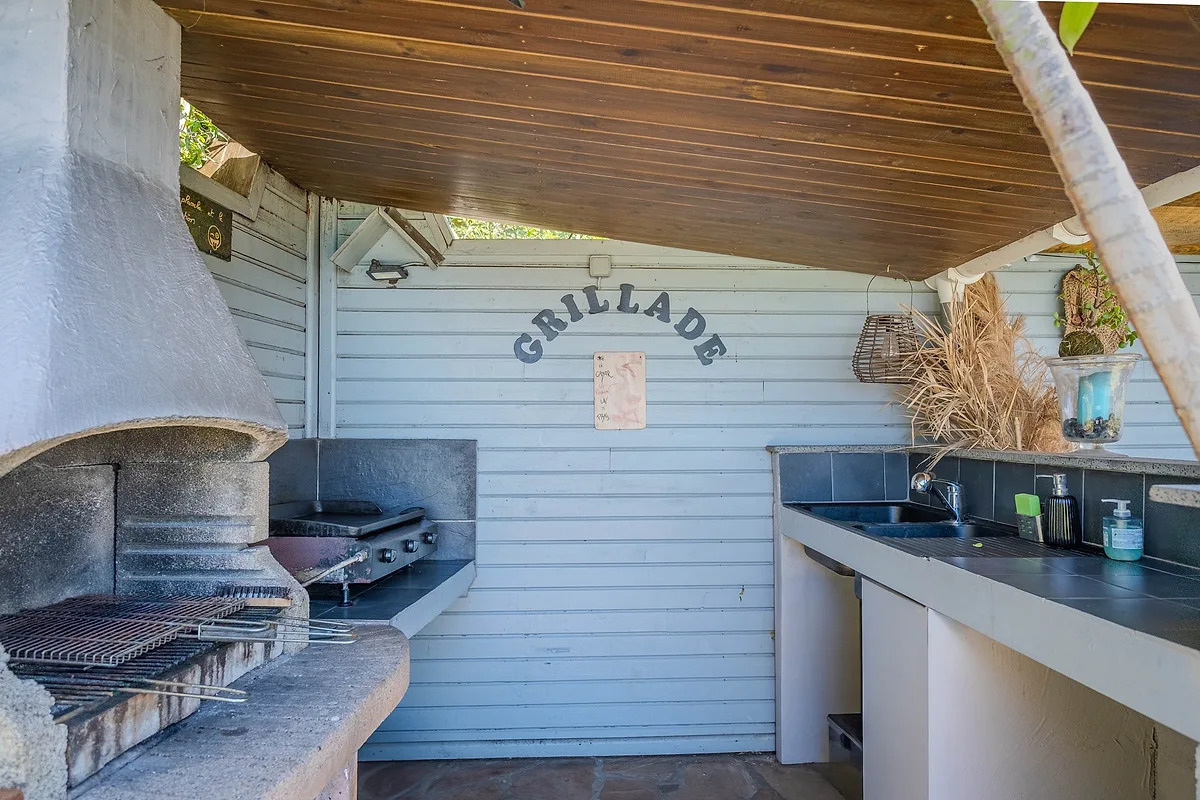 Le coin grillade avec son barbecue et sa plancha