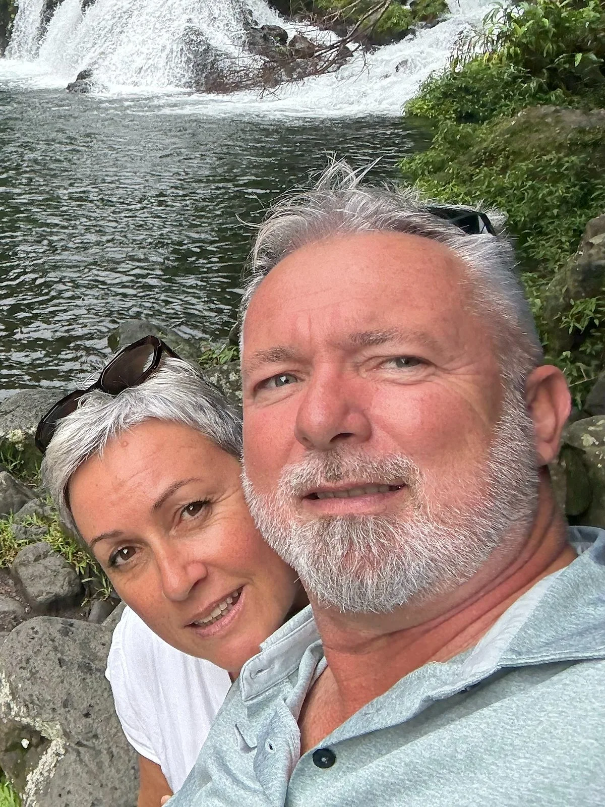 David et Laurence devant une cascade de La Réunion