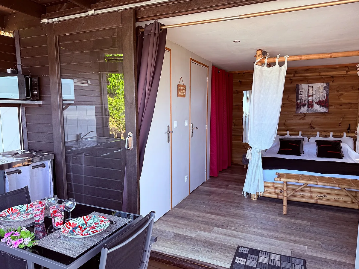 Le bungalow Litchi, son lit et sa décoration