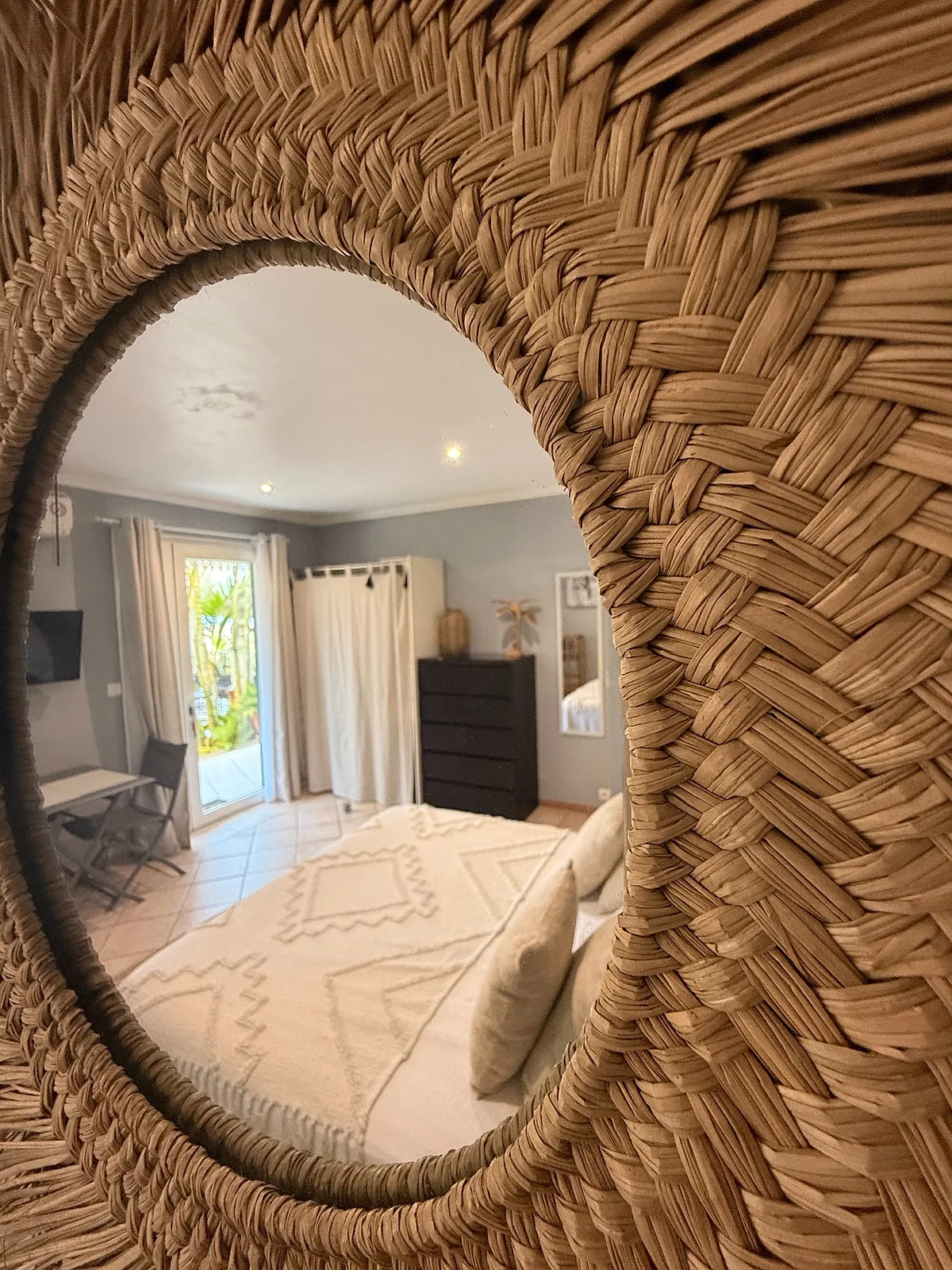 Le studio Pitaya vu à travers un miroir tressé