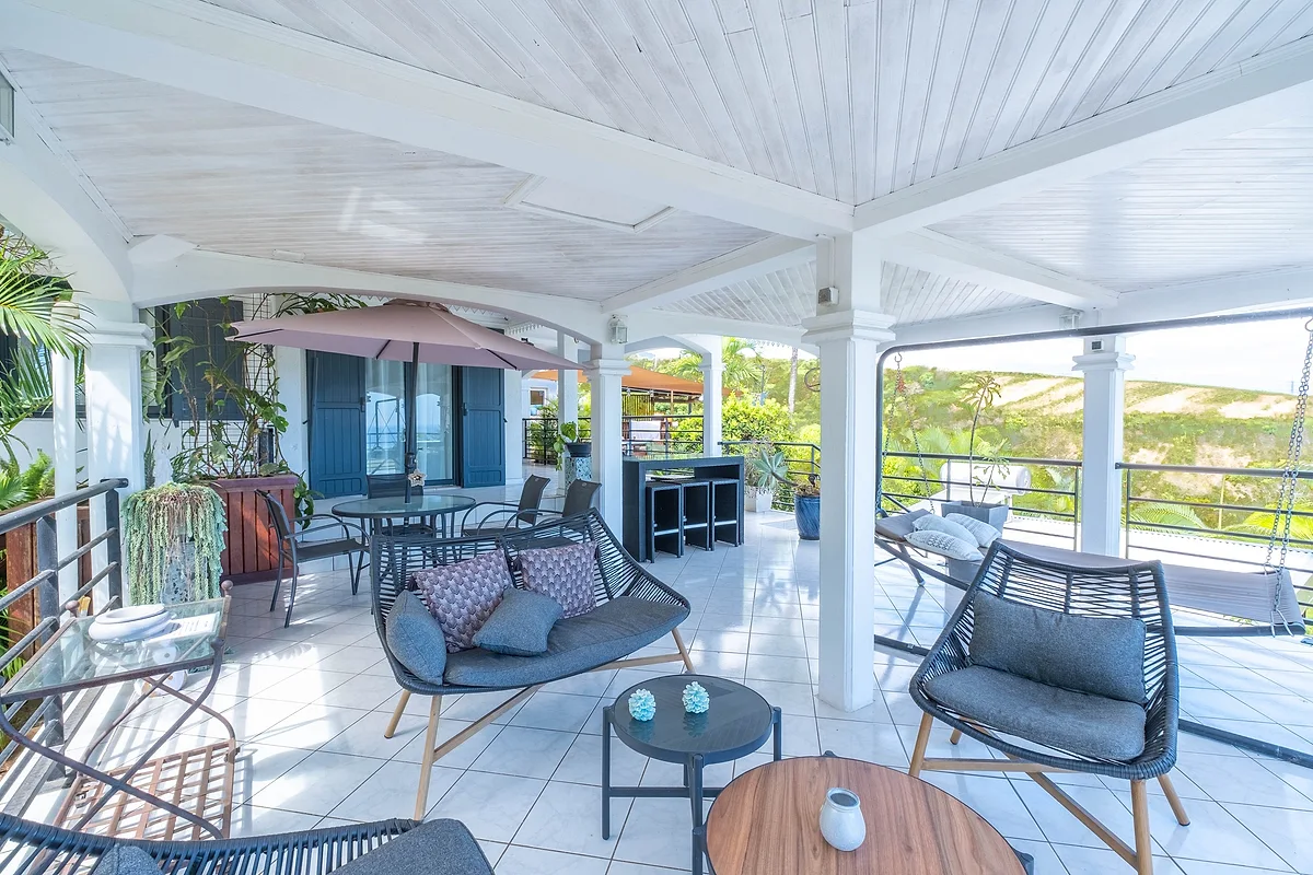 Le salon couvert au bord de la piscine