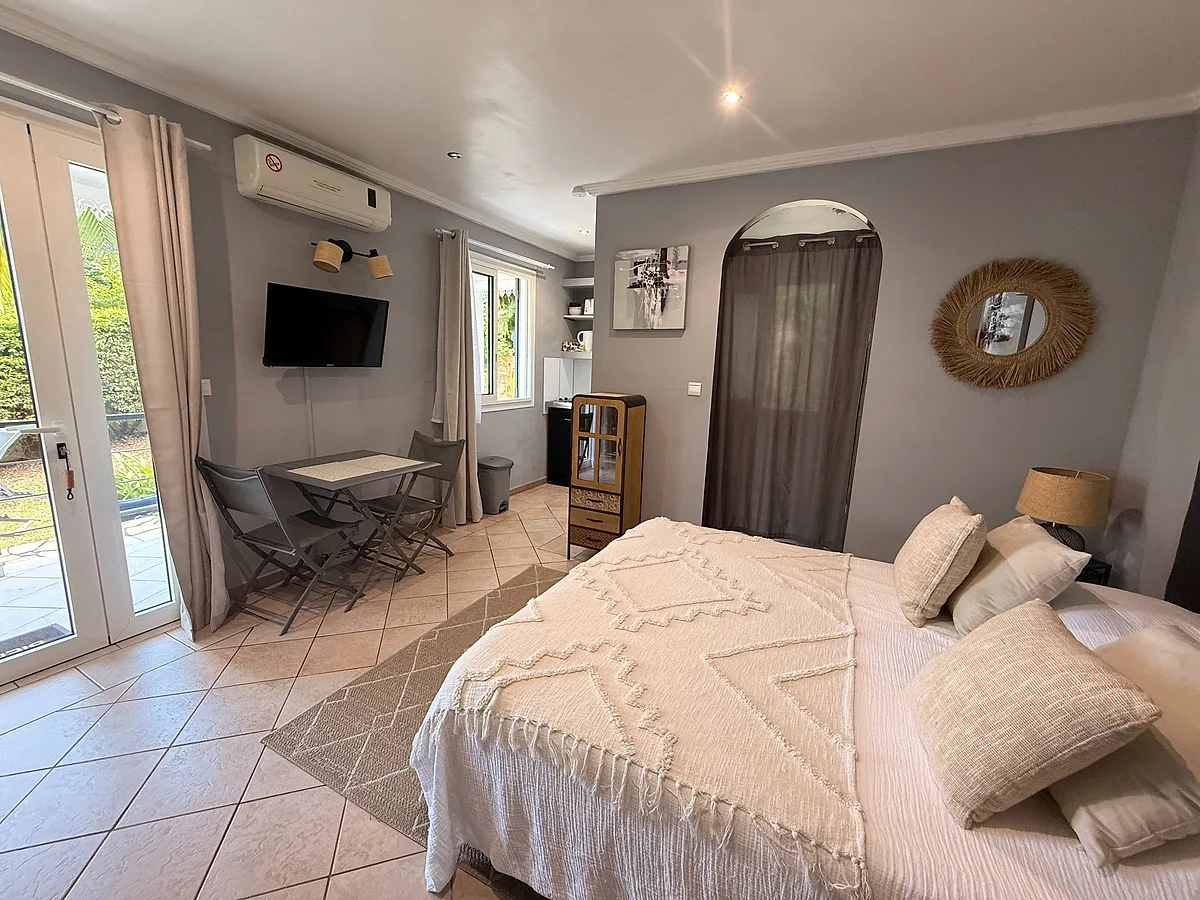 La chambre du studio Pitaya, lumineuse et décorée de bois clair