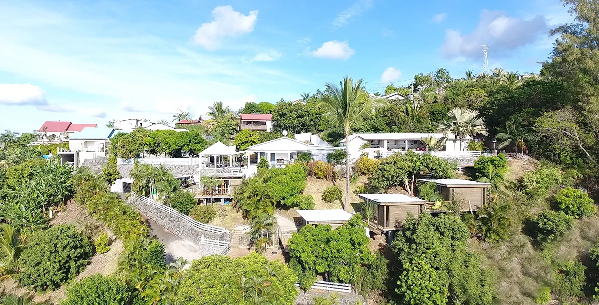 Vue aérienne du gîte et de ses bungalows dans la verdure